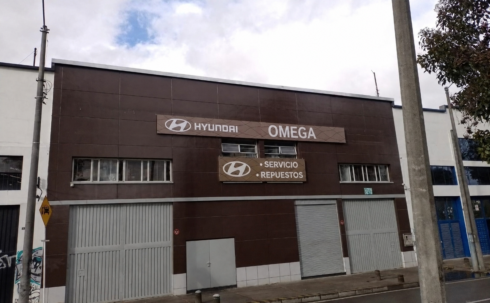 Fachada del taller AG OMEGA Hyundai en Bogotá